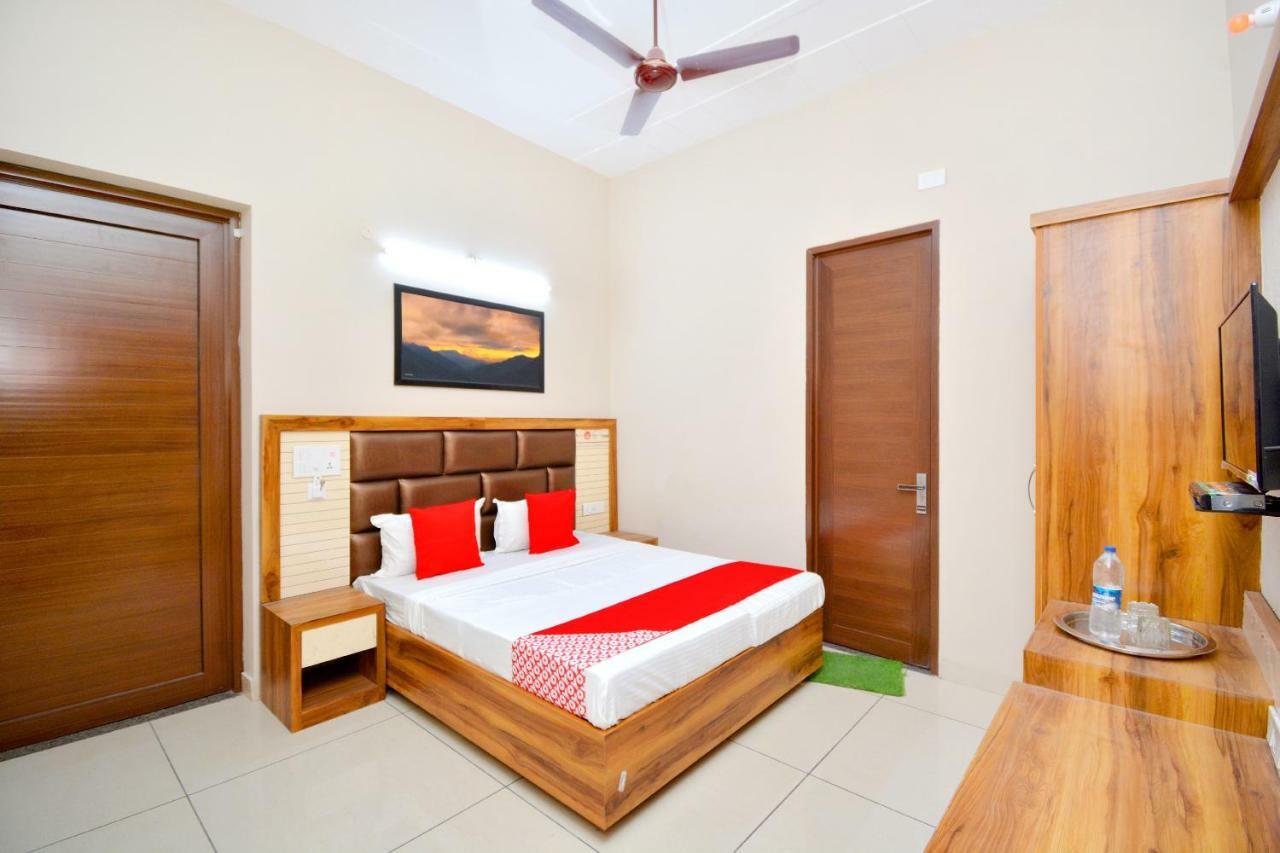 Oyo 40699 Grand Sokhi Hotel Tarn Taran Exterior photo